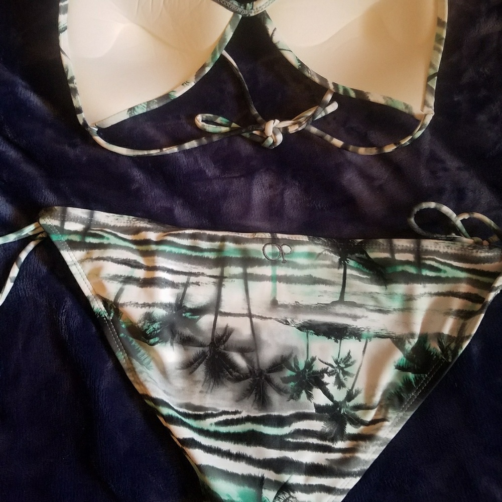 Bikini - Picture 2 of 4